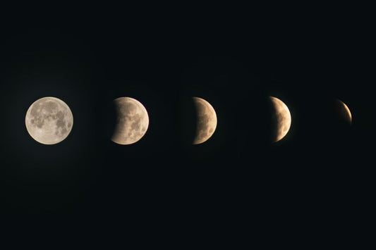 月の満ち欠けとともに